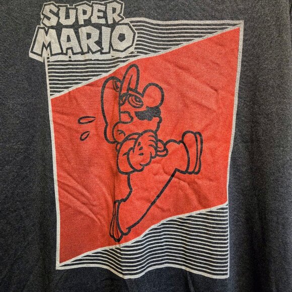 Super Mario T-Shirt Nintendo 2019 Size Medium Read - Picture 2 of 7